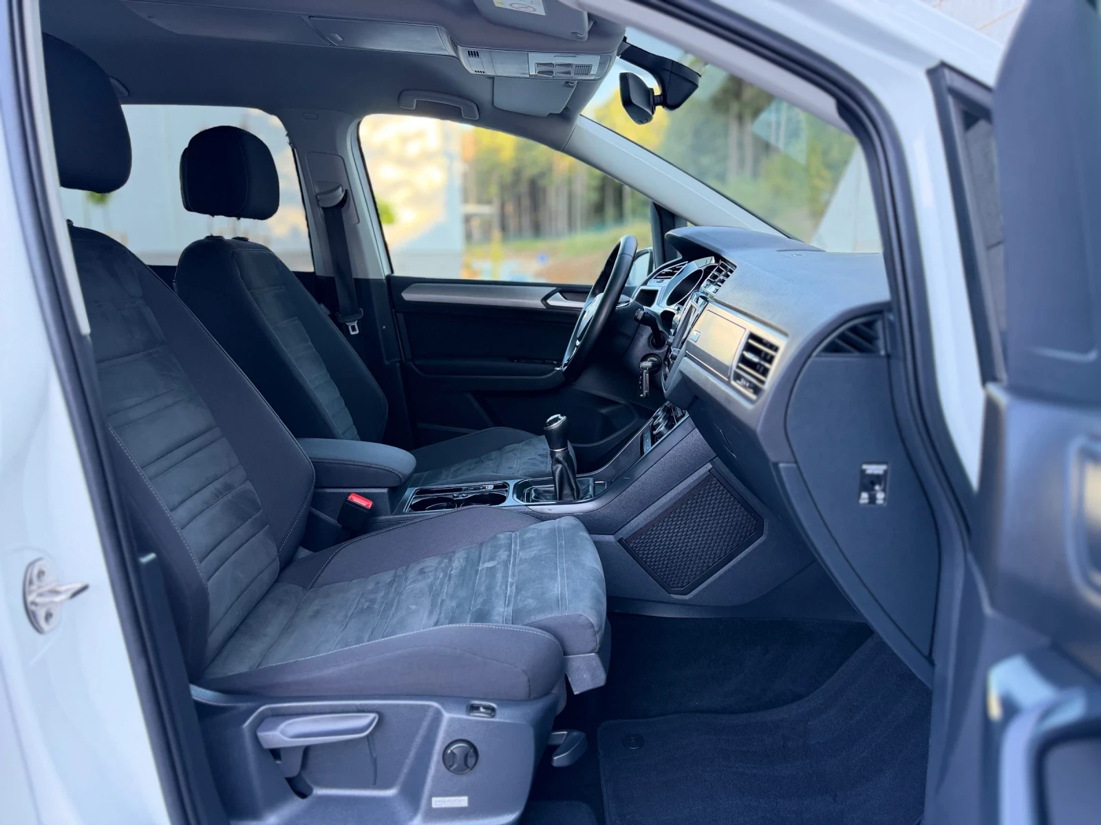 VW Touran 2.0TDi~150hp~FULL LED~МАСАЖ~ДИСТРОНИК, снимка 15 - Автомобили и джипове - 55470565