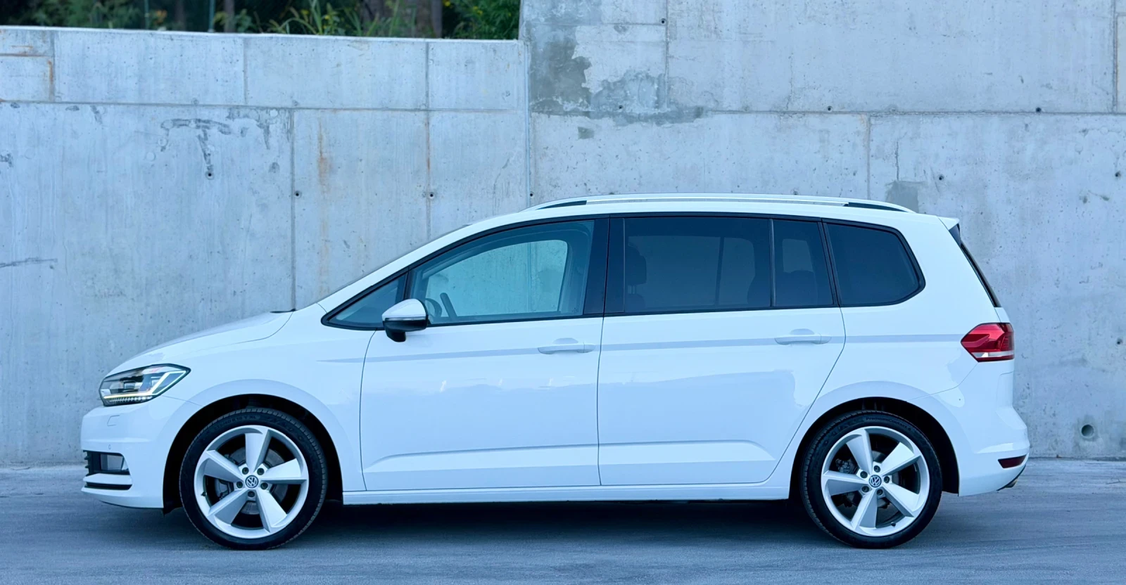 VW Touran 2.0TDi~150hp~FULL LED~МАСАЖ~ДИСТРОНИК, снимка 8 - Автомобили и джипове - 55470565