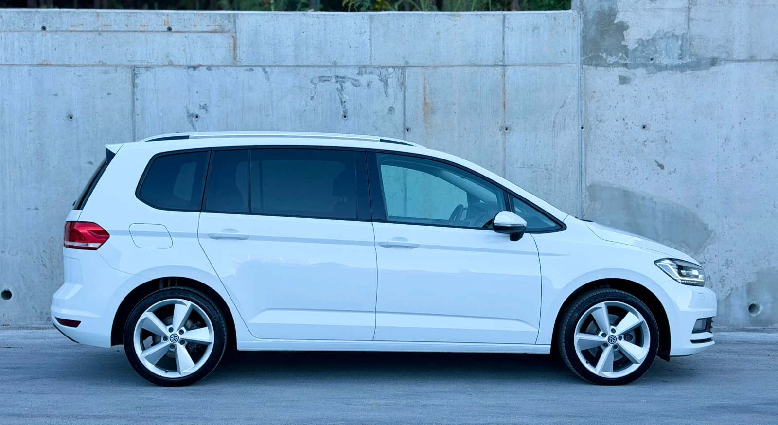 VW Touran 2.0TDi~150hp~FULL LED~МАСАЖ~ДИСТРОНИК, снимка 4 - Автомобили и джипове - 55470565