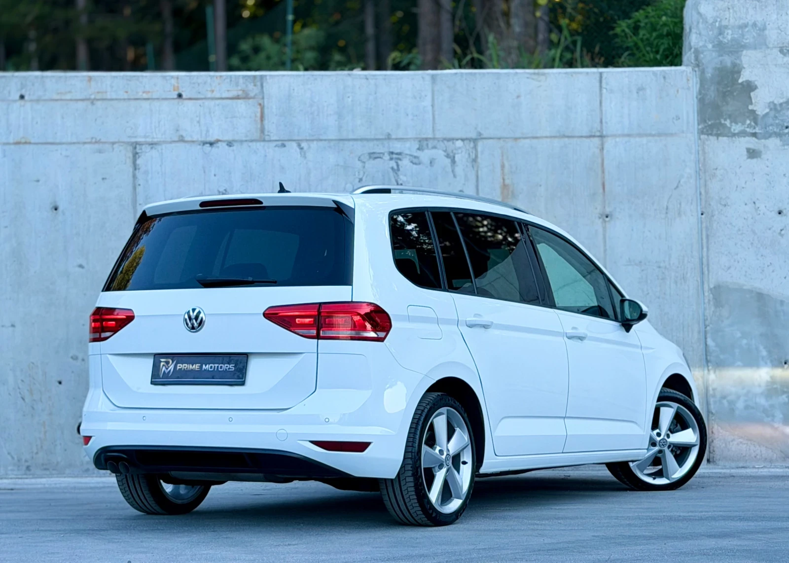 VW Touran 2.0TDi~150hp~FULL LED~МАСАЖ~ДИСТРОНИК, снимка 5 - Автомобили и джипове - 55470565