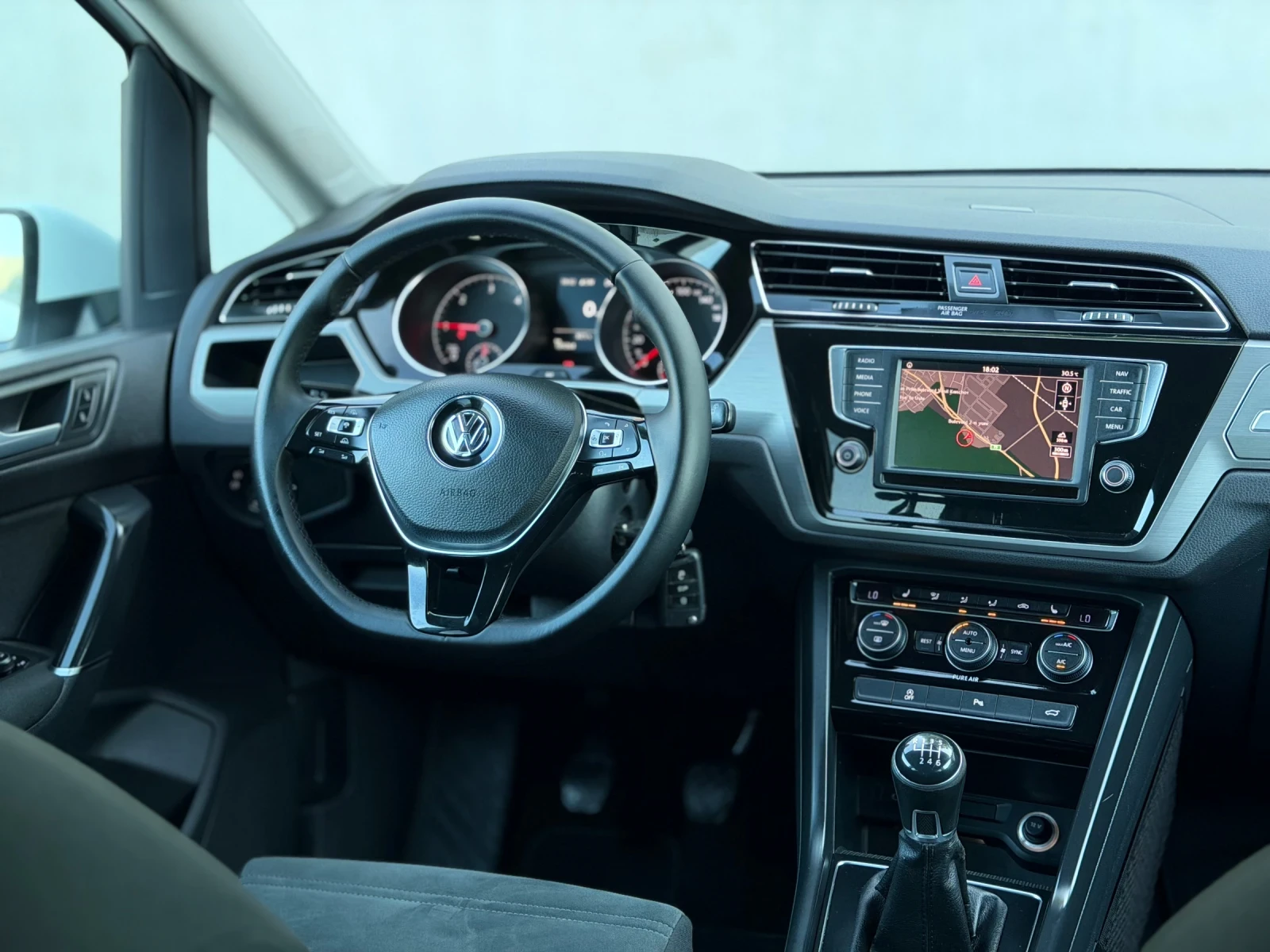 VW Touran 2.0TDi~150hp~FULL LED~МАСАЖ~ДИСТРОНИК, снимка 11 - Автомобили и джипове - 55470565