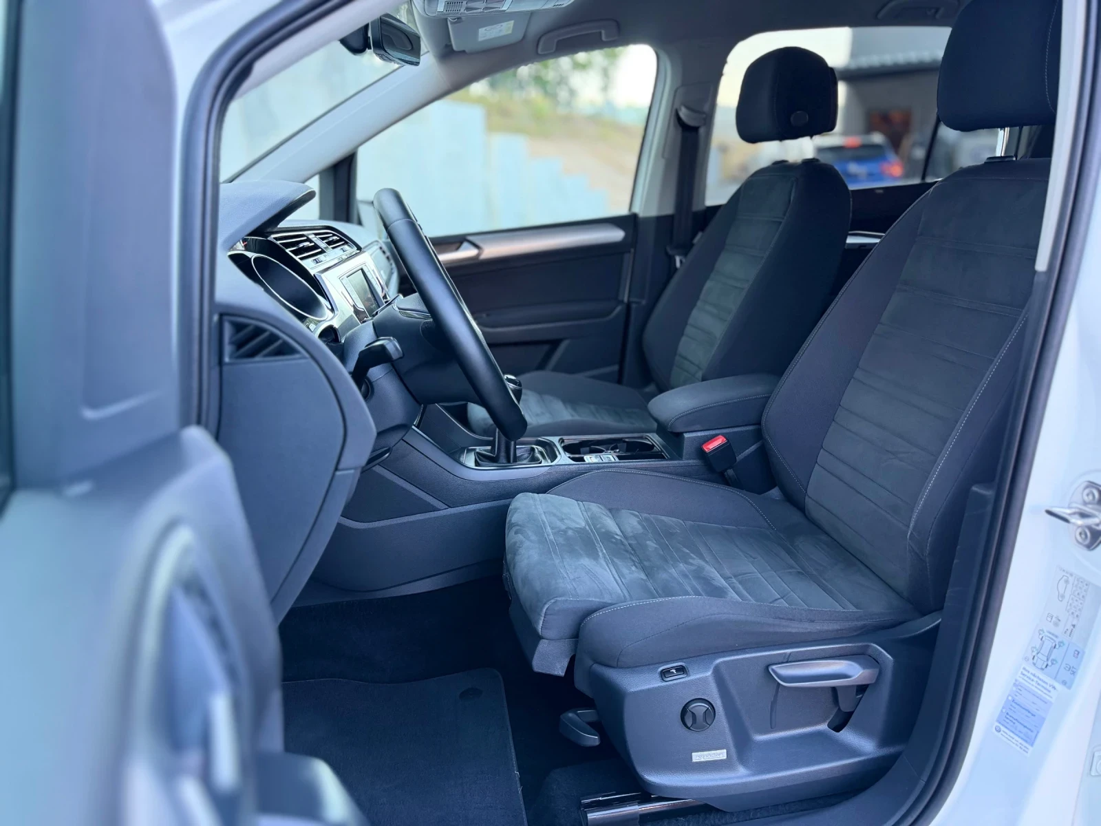 VW Touran 2.0TDi~150hp~FULL LED~МАСАЖ~ДИСТРОНИК, снимка 10 - Автомобили и джипове - 55470565