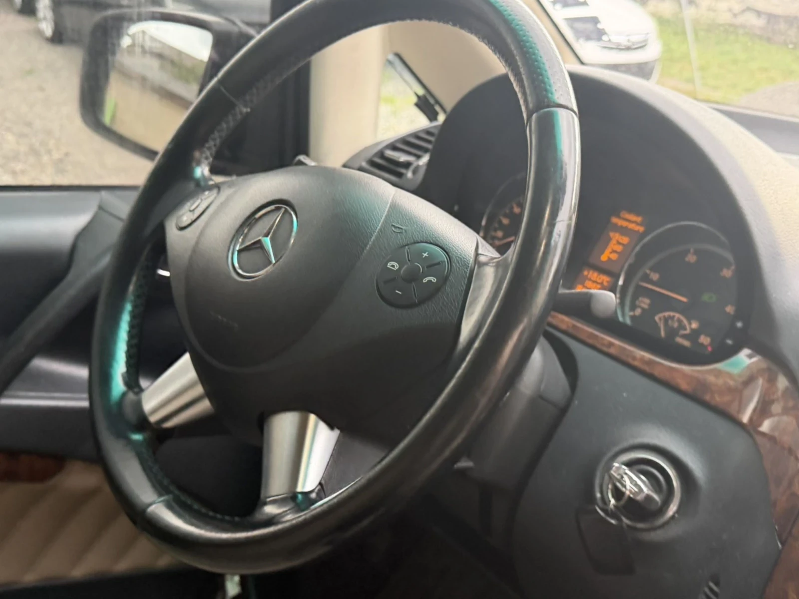 Mercedes-Benz Viano 3.0 дизел  224к.с 2012г автомат топ състояние, снимка 8 - Бусове и автобуси - 54618761