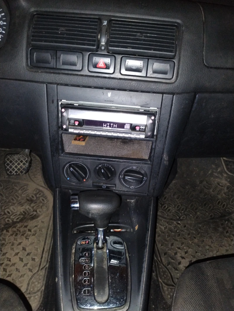 VW Golf 1.6, снимка 7 - Автомобили и джипове - 47445435