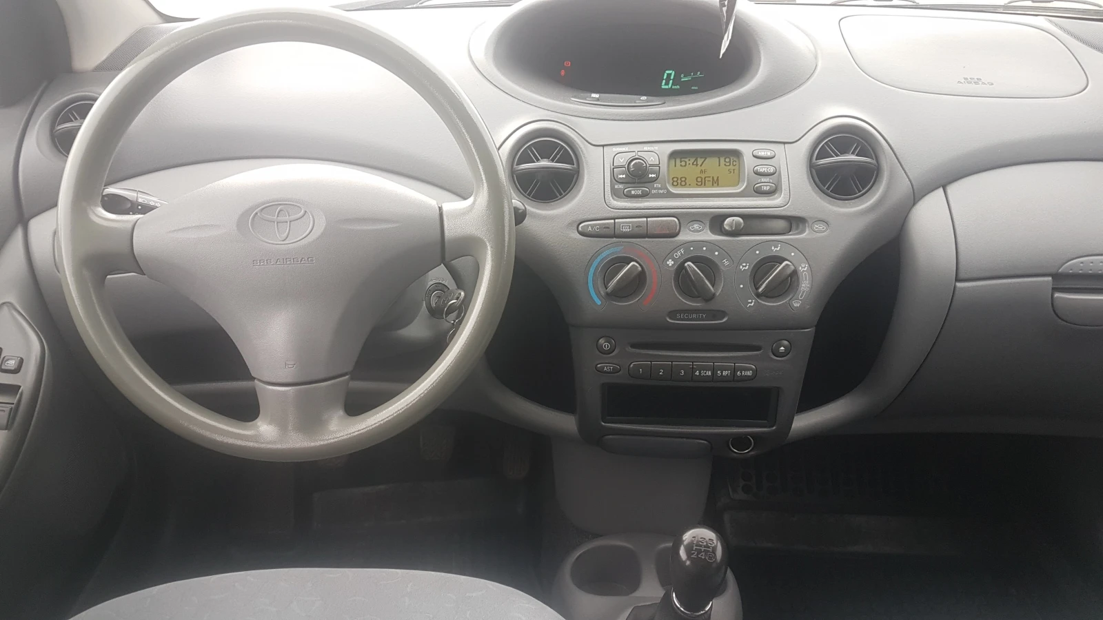 Toyota Yaris 1.0 vvti , снимка 9 - Автомобили и джипове - 54644355
