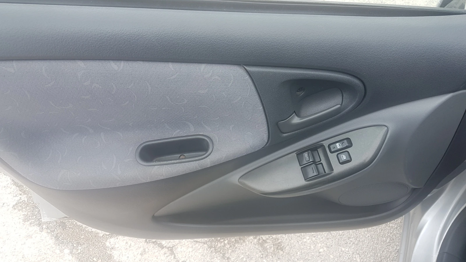 Toyota Yaris 1.0 vvti , снимка 11 - Автомобили и джипове - 54644355