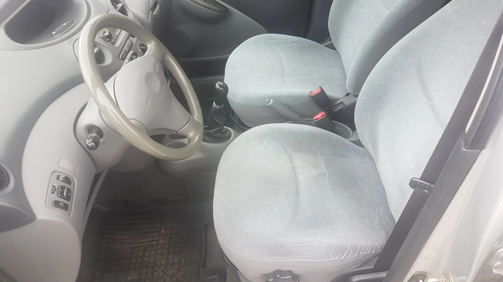 Toyota Yaris 1.0 vvti , снимка 10 - Автомобили и джипове - 54644355