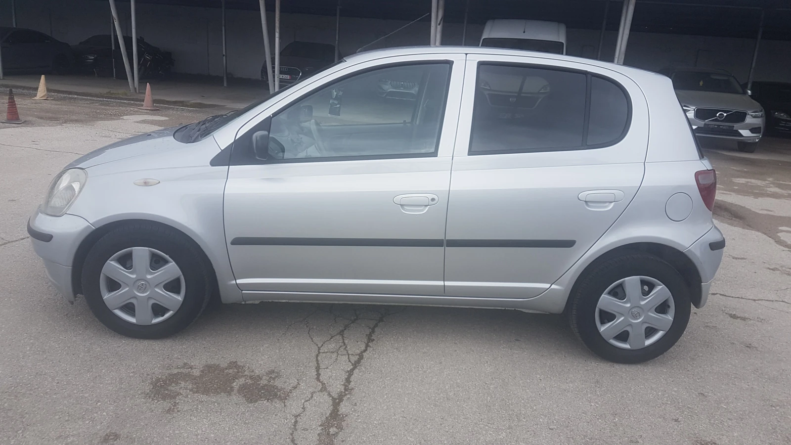 Toyota Yaris 1.0 vvti , снимка 7 - Автомобили и джипове - 54644355