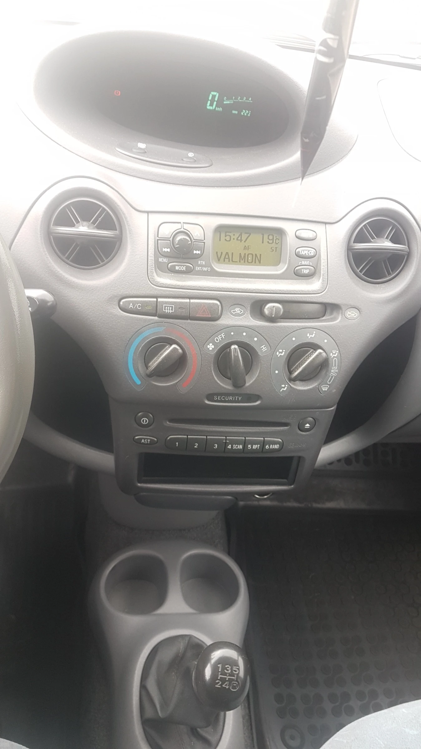 Toyota Yaris 1.0 vvti , снимка 12 - Автомобили и джипове - 54644355
