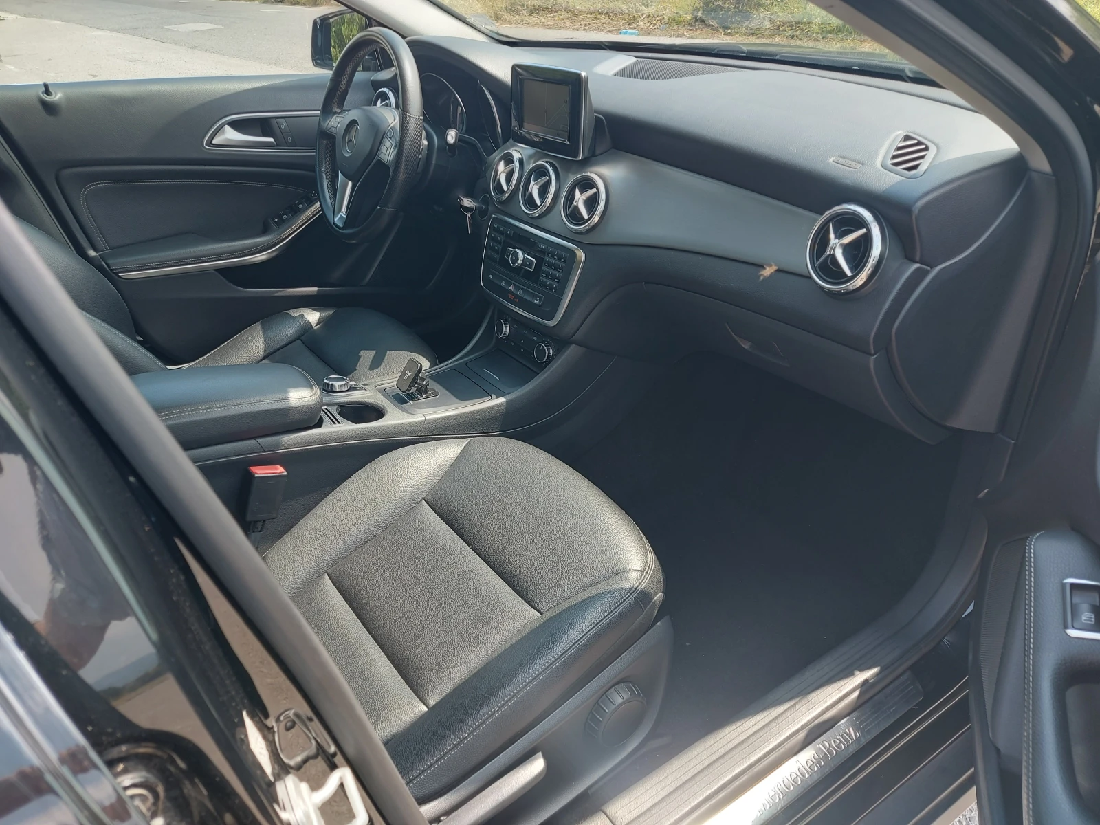 Mercedes-Benz GLA 200 * 4 MATIC* 7G-TRONIC* ПАНОРАМА* NAVI* КОЖА, снимка 9 - Автомобили и джипове - 55595380