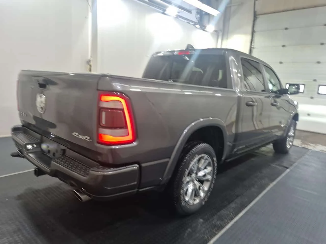 Dodge RAM 1500 * LARAMIE CREW CAB SHORT BED * CARFAX * , снимка 3 - Автомобили и джипове - 55610709