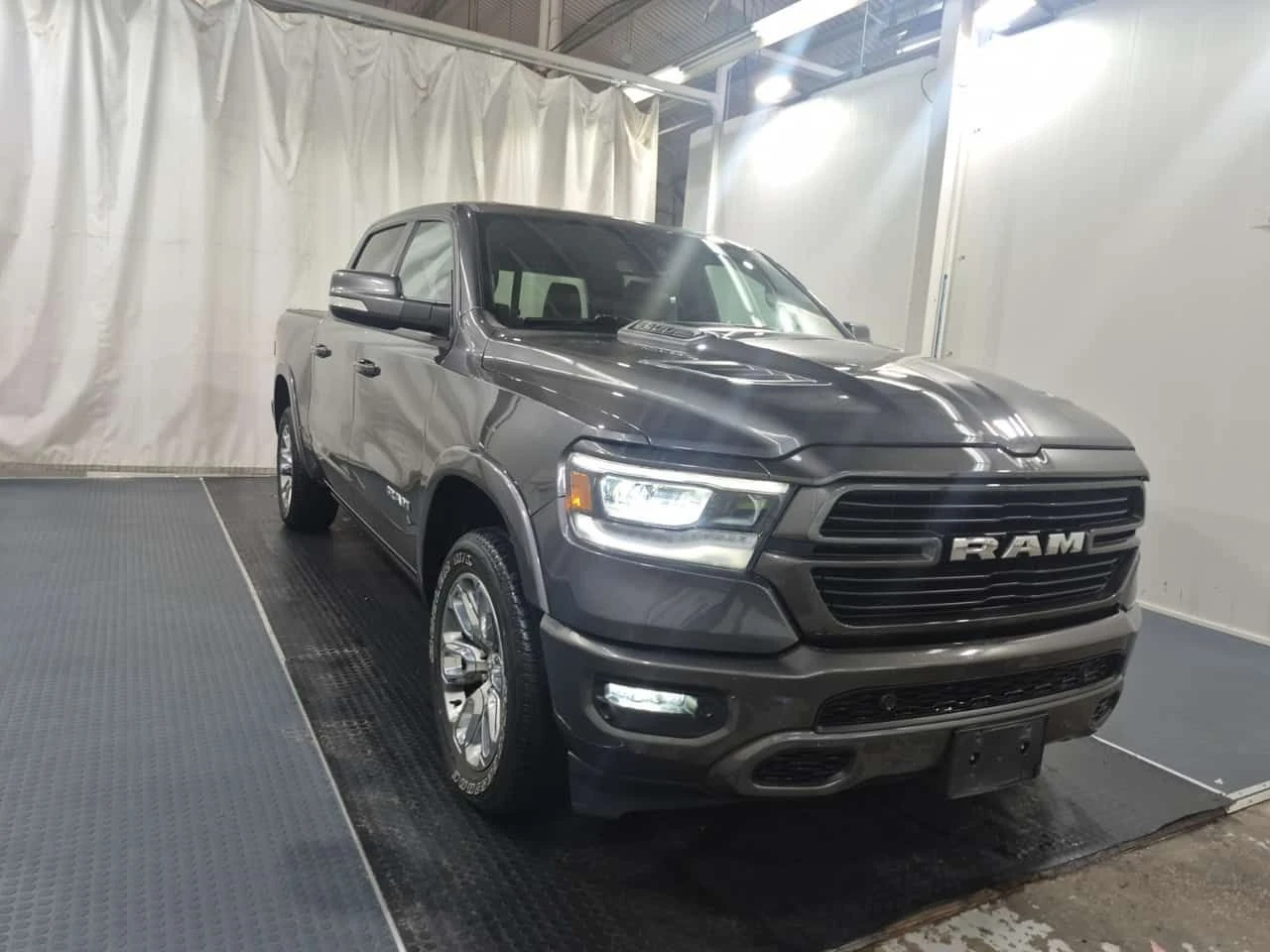 Dodge RAM 1500 * LARAMIE CREW CAB SHORT BED * CARFAX * , снимка 2 - Автомобили и джипове - 55610709