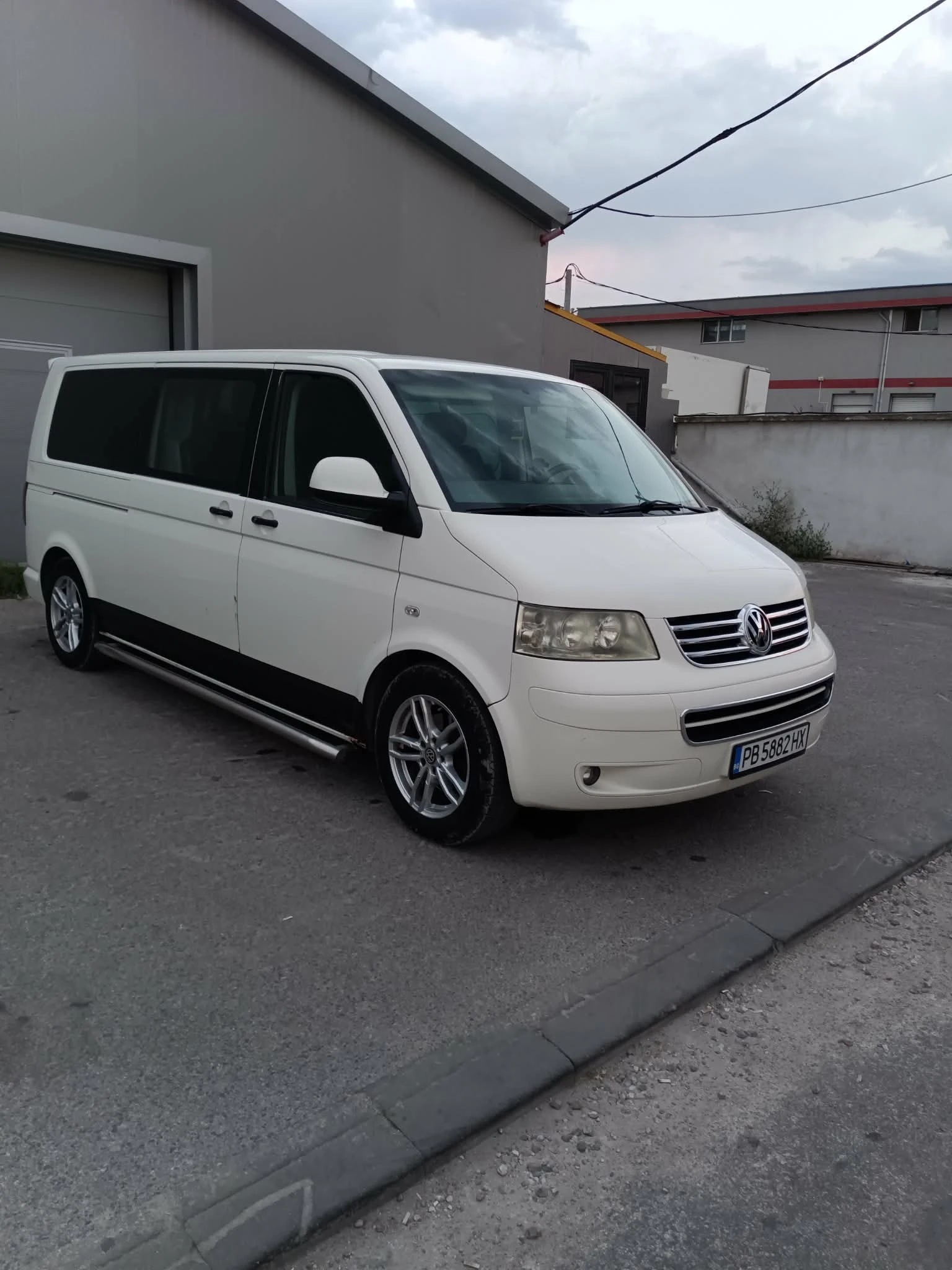 VW T5 2.5TDI 131кс КЛИМАТИК ДЪЛГА-БАЗА. Товаропътнически, снимка 2 - Бусове и автобуси - 55781373