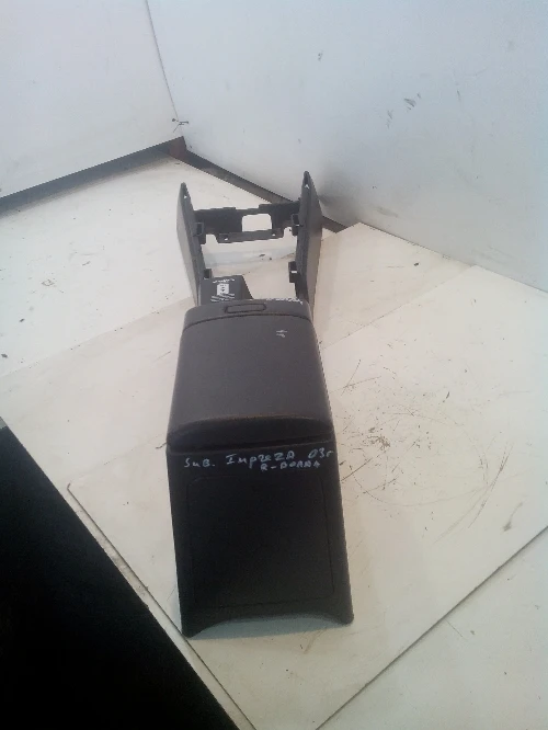 Конзола около ръчна спирачка Субару Импреза