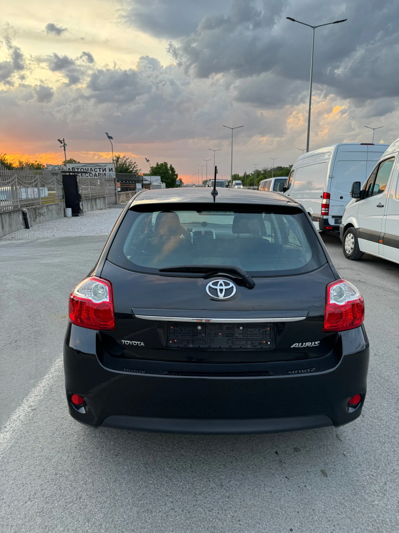 Toyota Auris  1.6 бензин 132 к.с 6 скорости - изображение 6