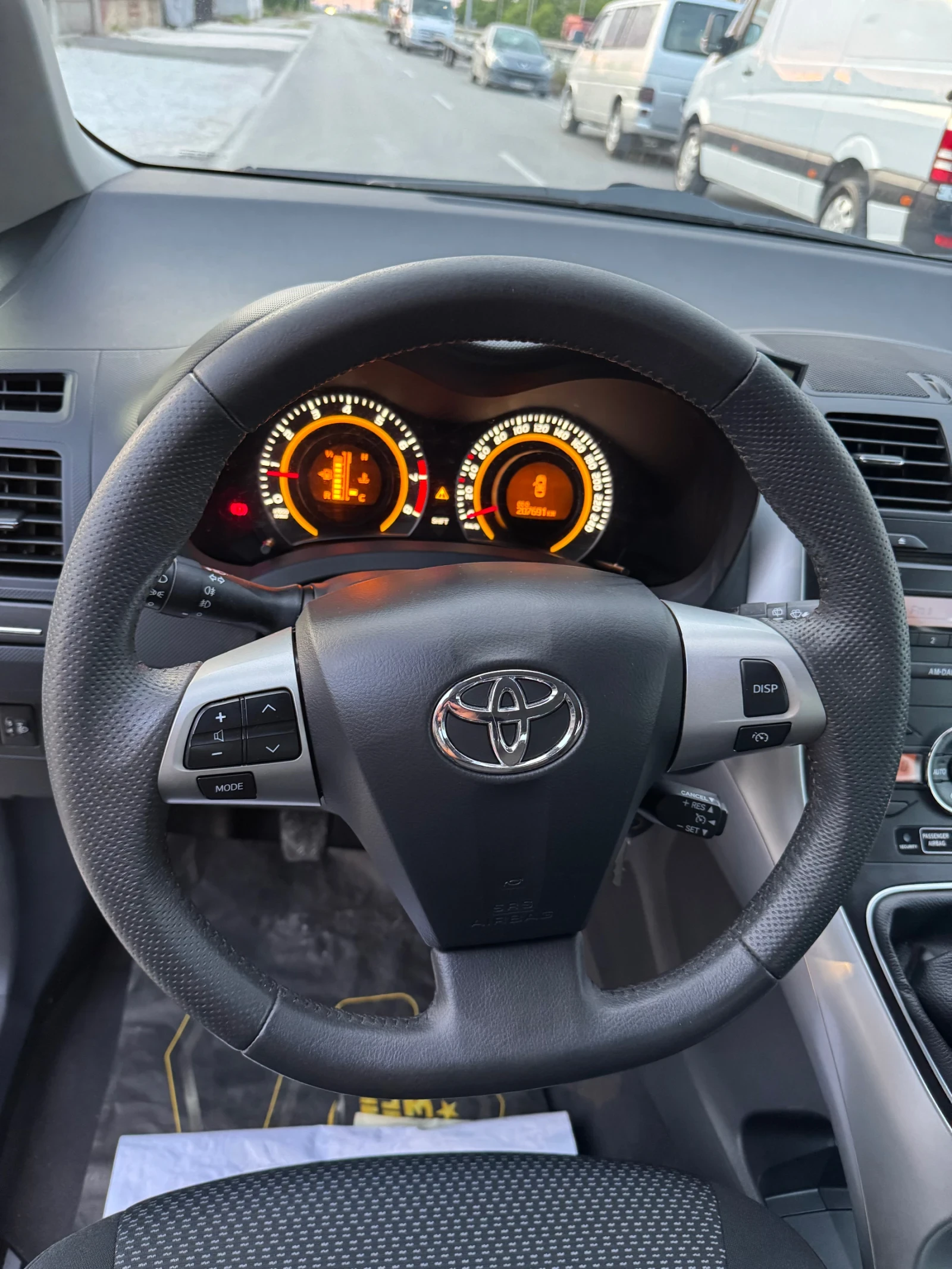 Toyota Auris  1.6 бензин 132 к.с 6 скорости - изображение 10