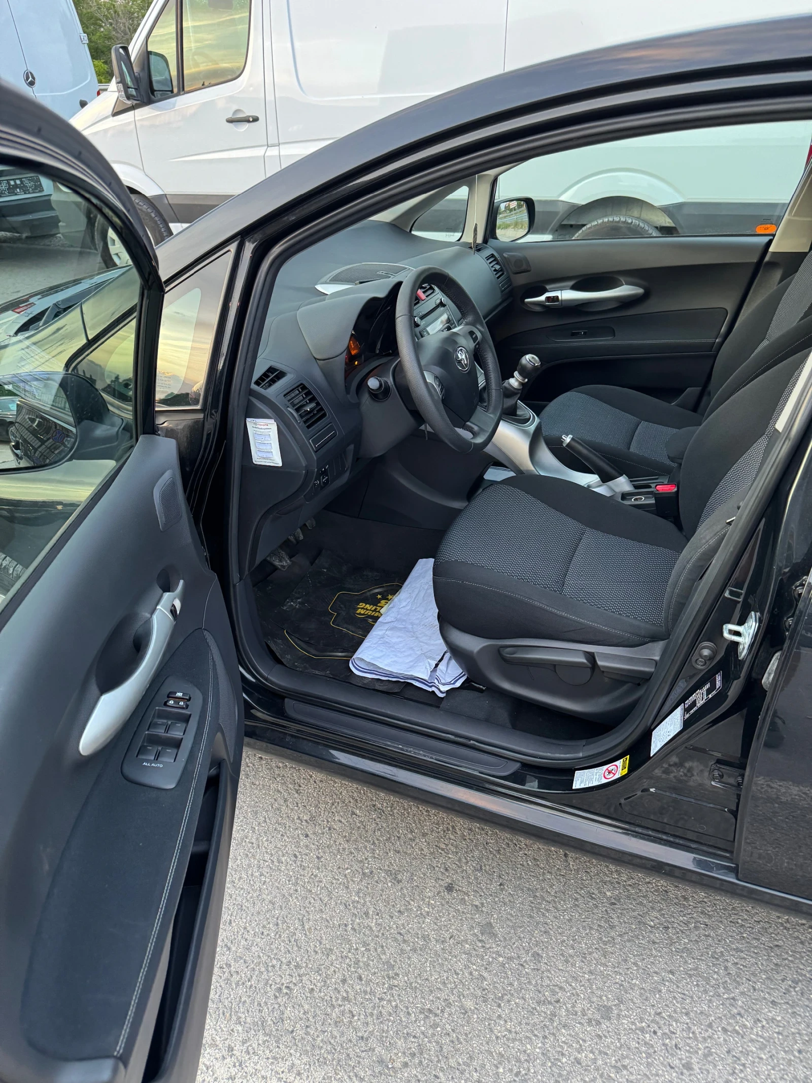 Toyota Auris  1.6 бензин 132 к.с 6 скорости - изображение 8