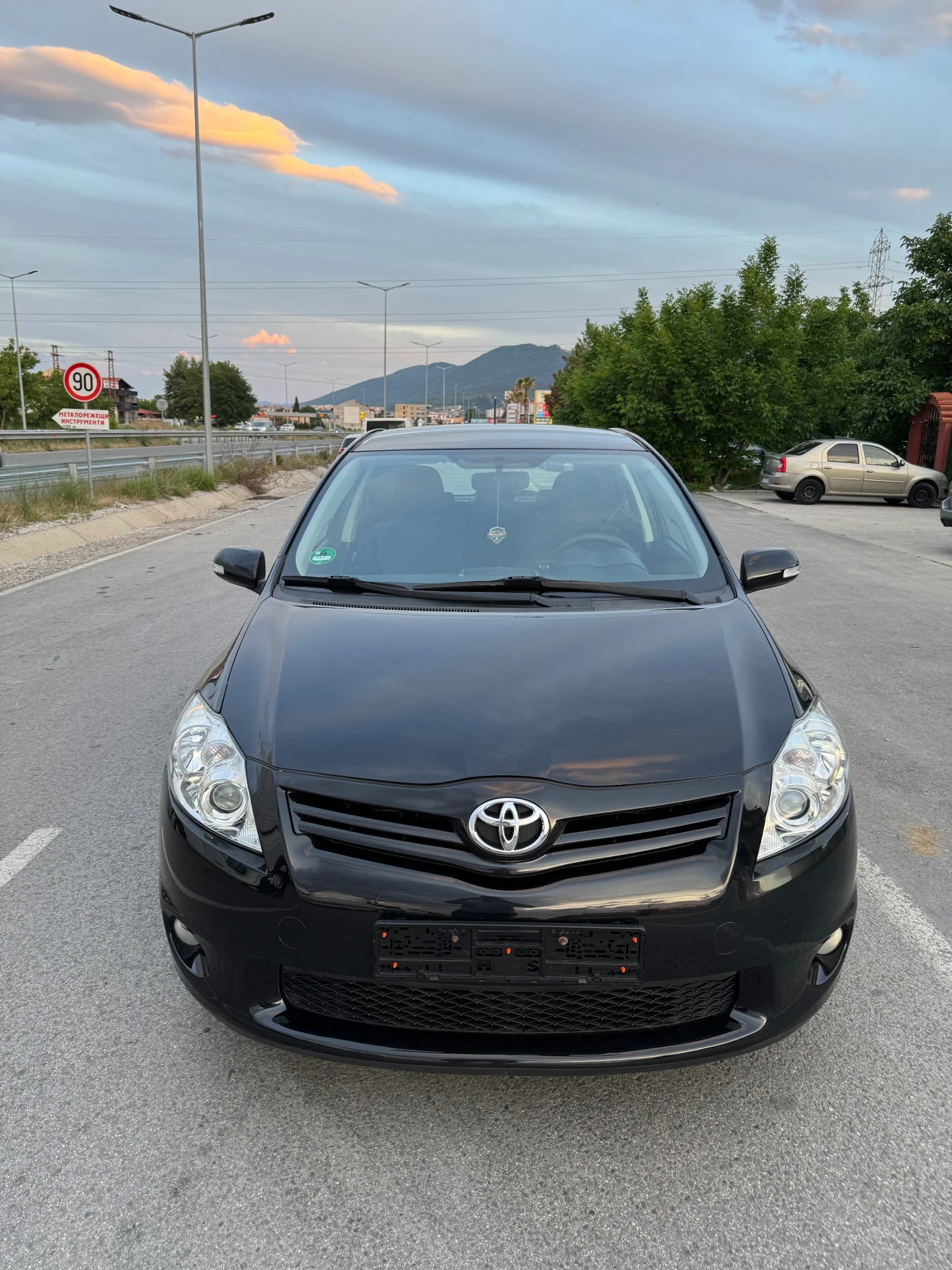 Toyota Auris  1.6 бензин 132 к.с 6 скорости - изображение 2