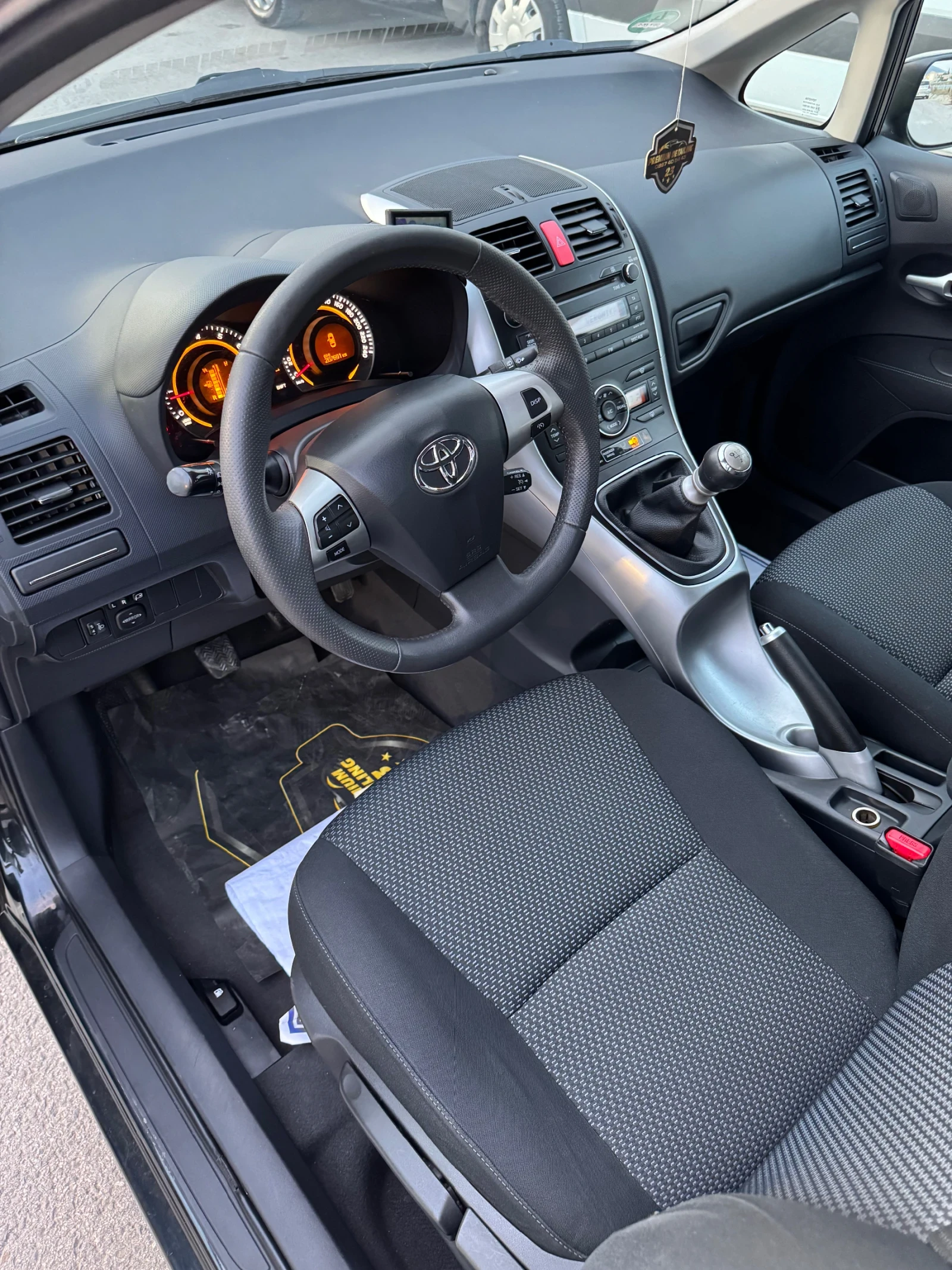 Toyota Auris  1.6 бензин 132 к.с 6 скорости - изображение 9