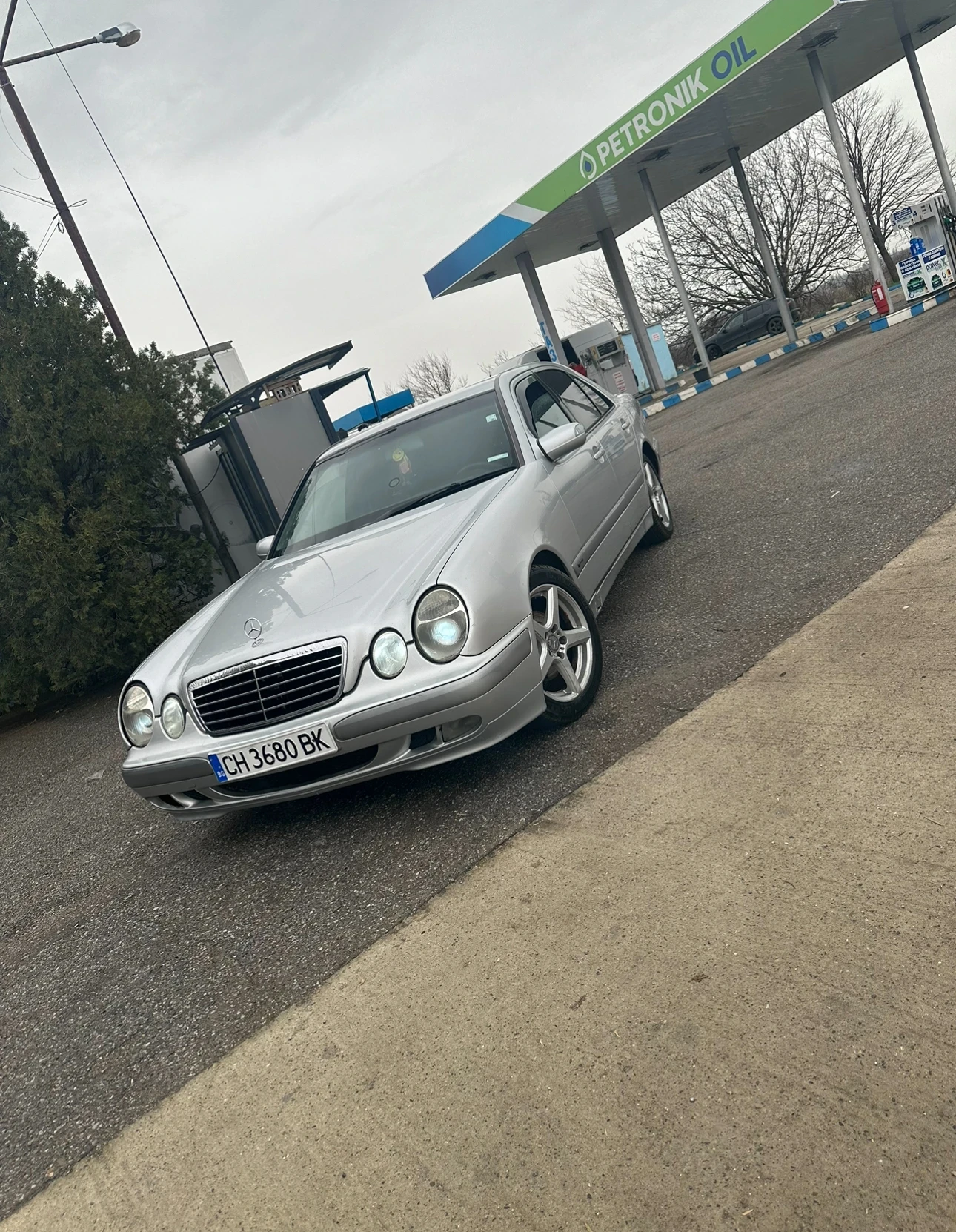 Mercedes-Benz E 220, снимка 5 - Автомобили и джипове - 54383552