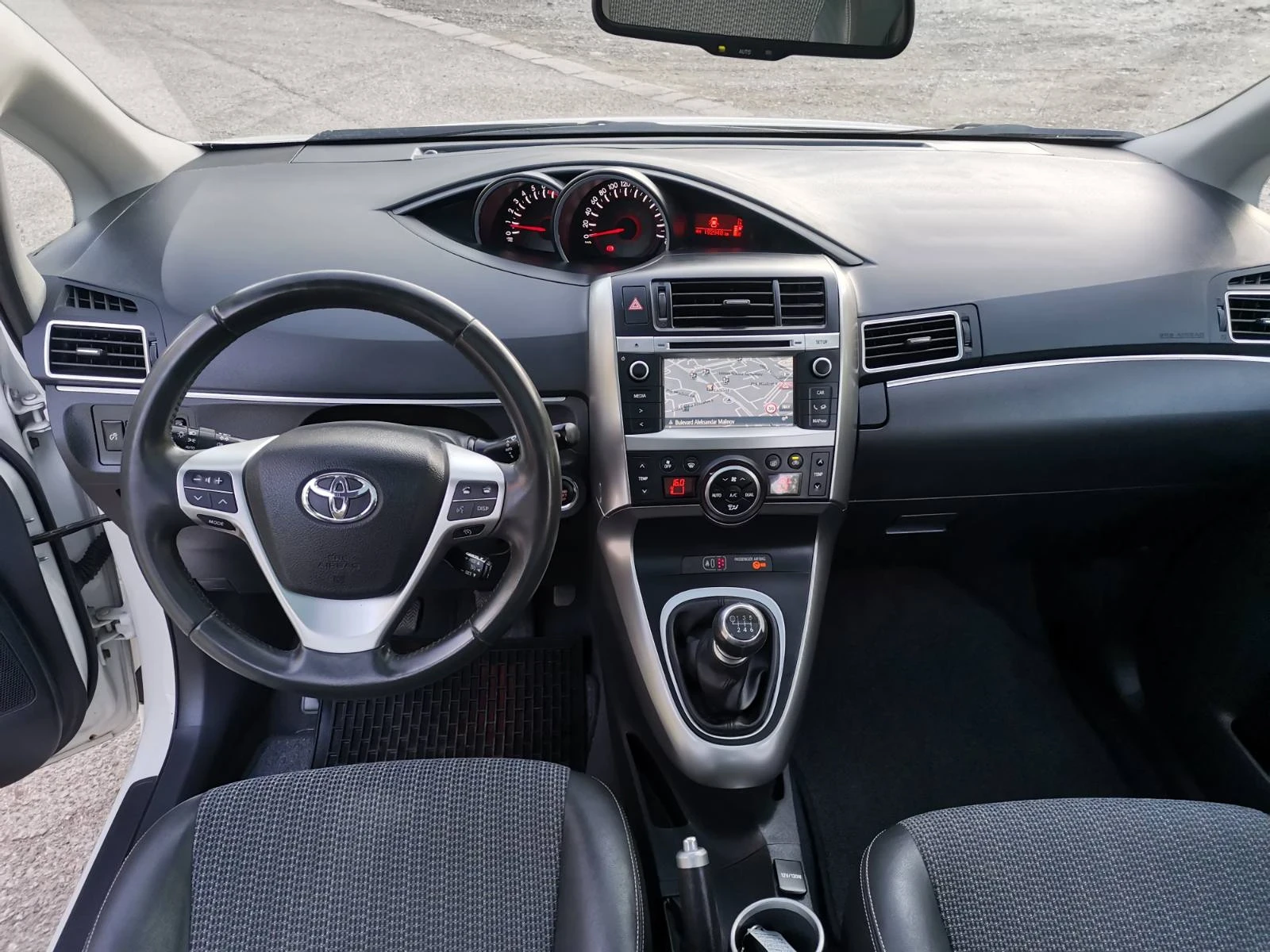 Toyota Verso 1.8 i ТОП СЪСТОЯНИЕ FULL ЕКСТРИ, снимка 11 - Автомобили и джипове - 54430332