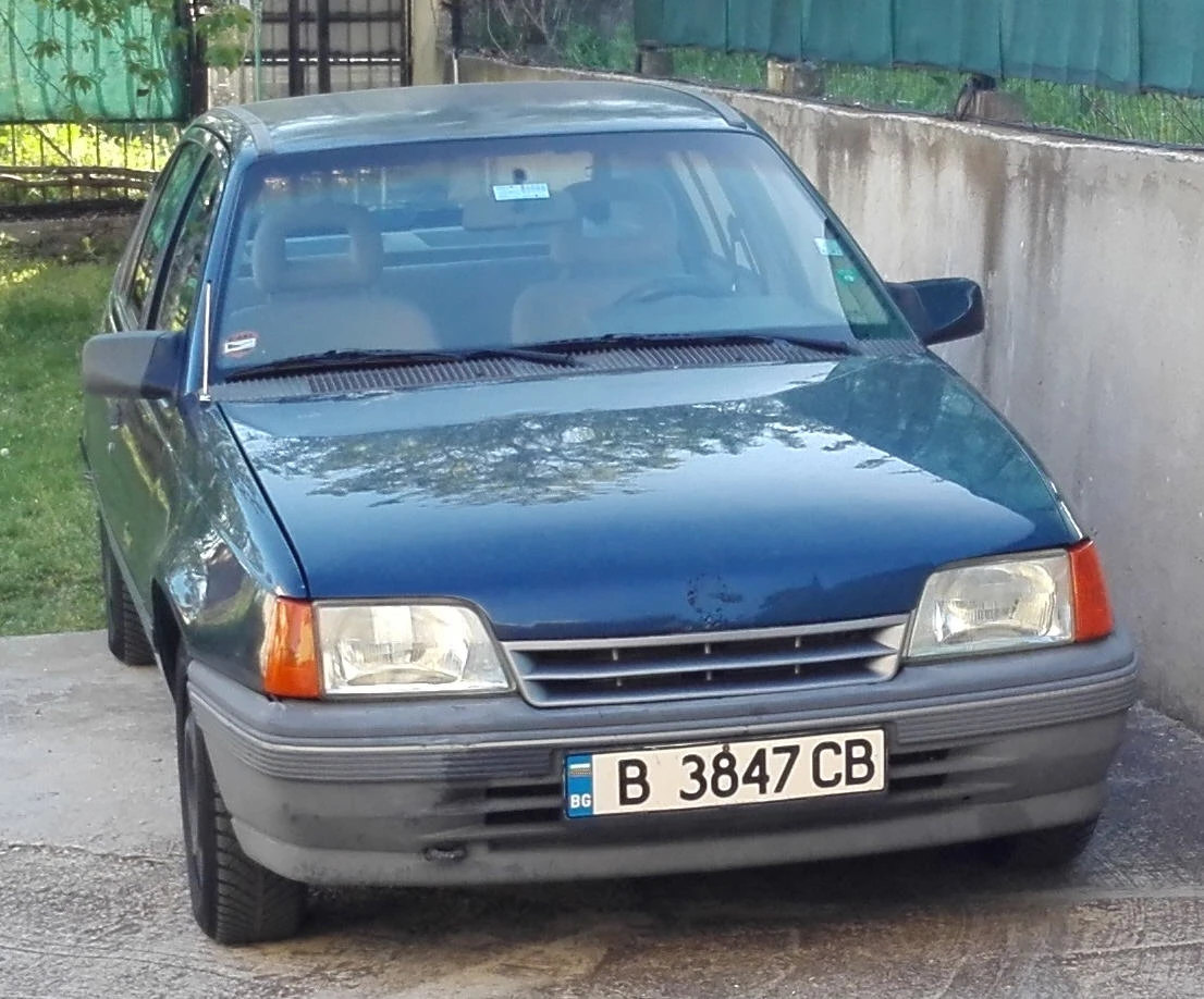 Opel Kadett 1.6 i, снимка 7 - Автомобили и джипове - 54824317