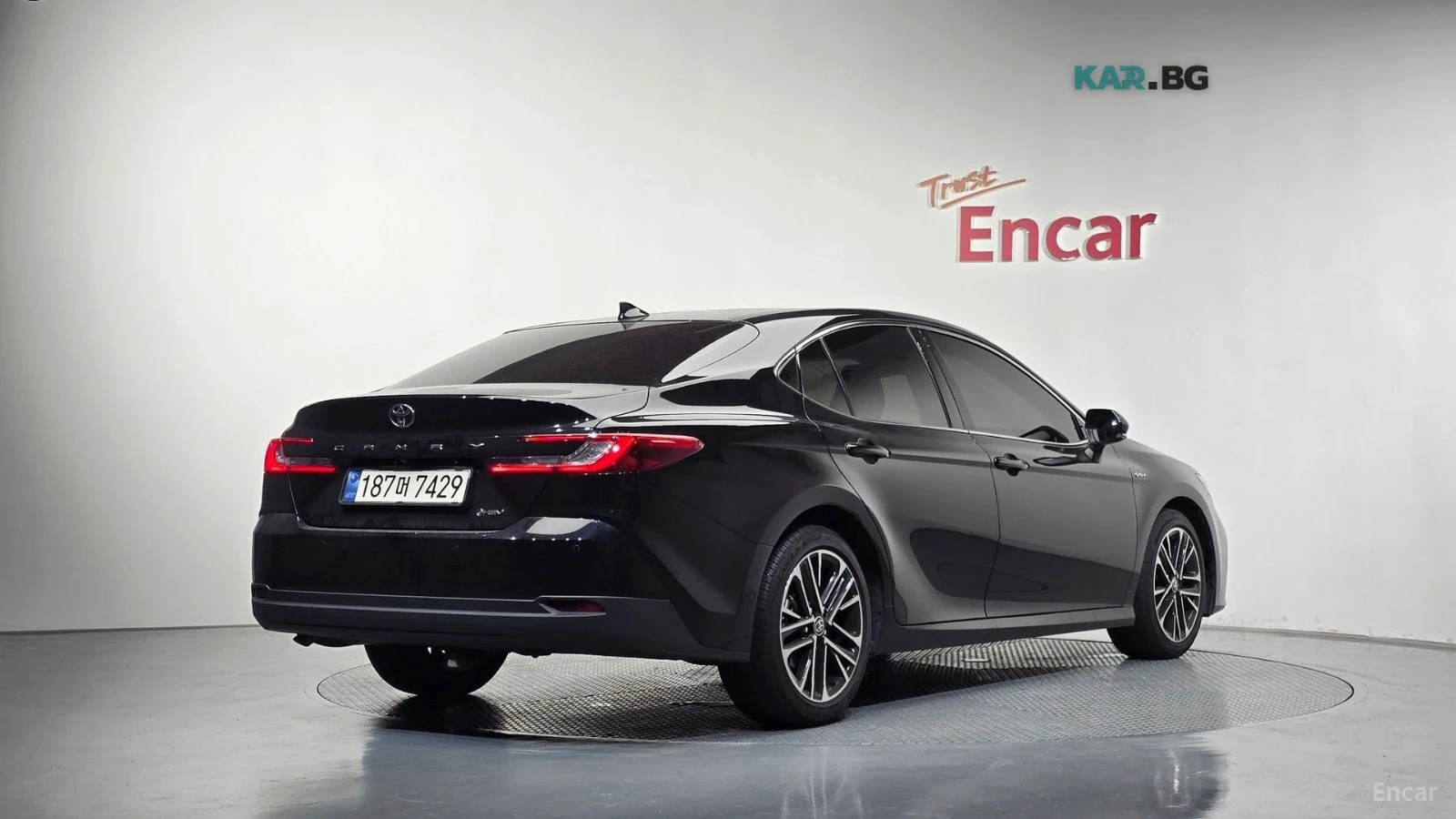 Toyota Camry 2.5 Hybrid* XLE* ПОДГРЕВ* ОБДУХВАНЕ* ШИБИДАХ* КАМЕ, снимка 2 - Автомобили и джипове - 55787662