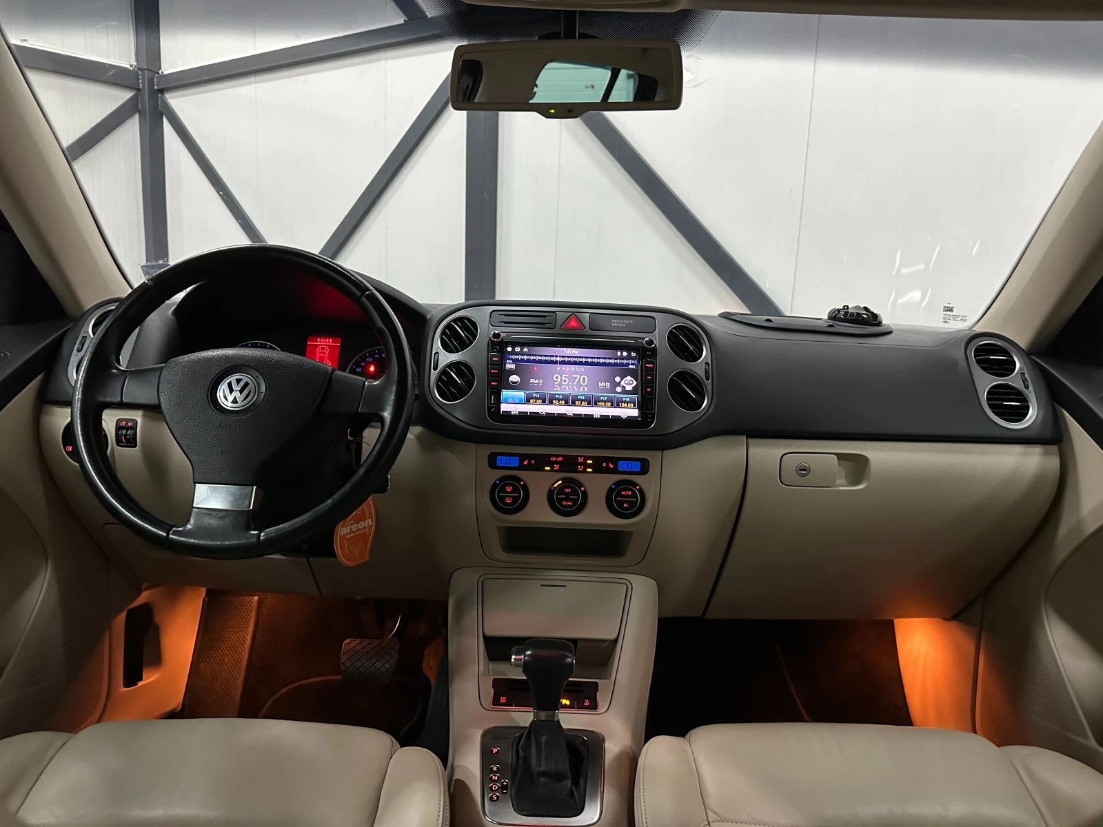 VW Tiguan * 2.0* 4MOTION* ПОДГРЕВ* КОЖА* , снимка 8 - Автомобили и джипове - 55218935