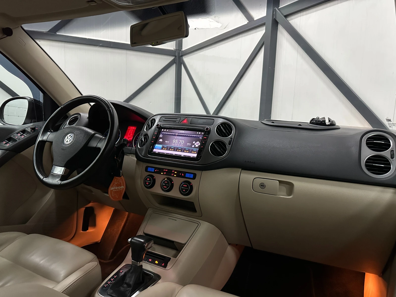 VW Tiguan * 2.0* 4MOTION* ПОДГРЕВ* КОЖА* , снимка 9 - Автомобили и джипове - 55218935