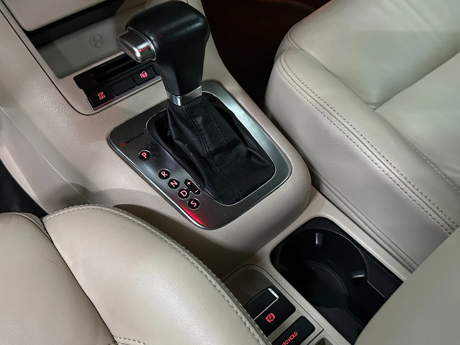 VW Tiguan * 2.0* 4MOTION* ПОДГРЕВ* КОЖА* , снимка 12 - Автомобили и джипове - 55218935