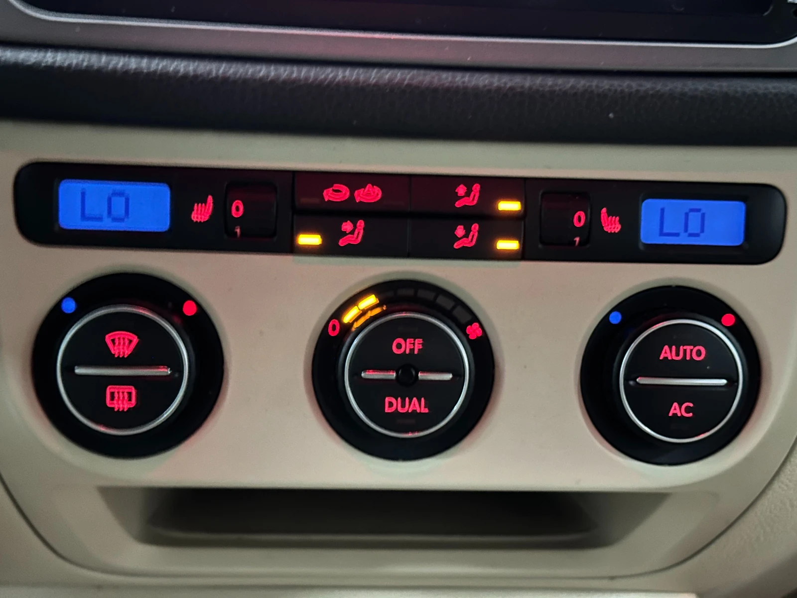 VW Tiguan * 2.0* 4MOTION* ПОДГРЕВ* КОЖА* , снимка 13 - Автомобили и джипове - 55218935