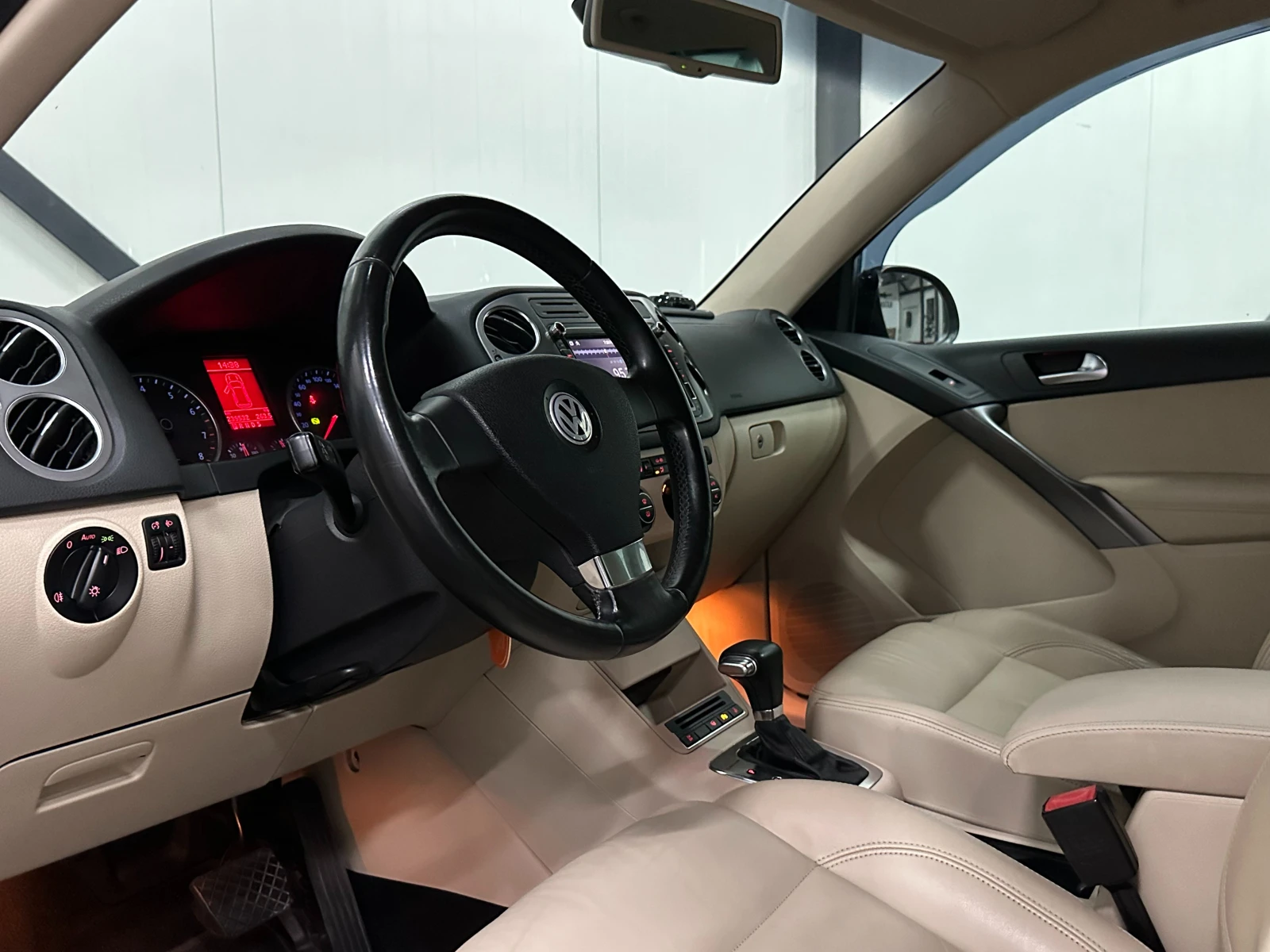 VW Tiguan * 2.0* 4MOTION* ПОДГРЕВ* КОЖА* , снимка 7 - Автомобили и джипове - 55218935