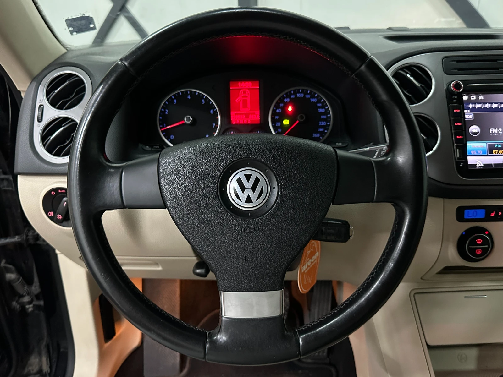 VW Tiguan * 2.0* 4MOTION* ПОДГРЕВ* КОЖА* , снимка 10 - Автомобили и джипове - 55218935