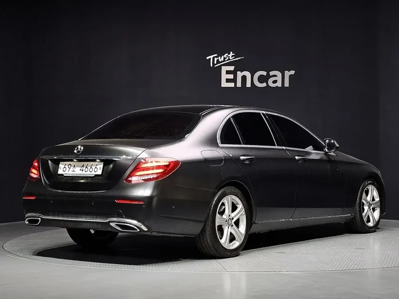 Mercedes-Benz E 220 D Avantgarde, снимка 2 - Автомобили и джипове - 55102076
