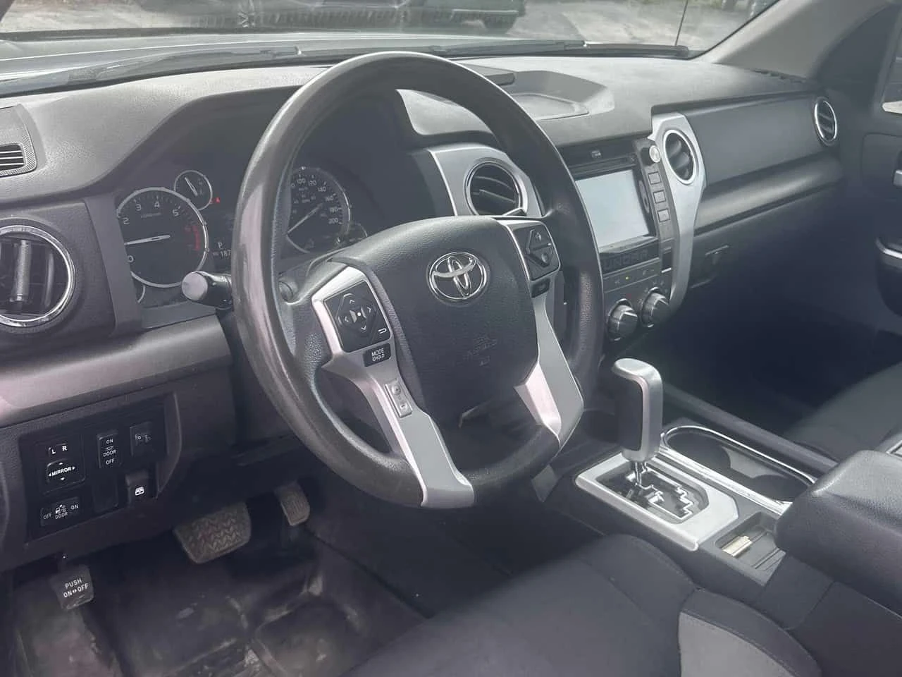 Toyota Tundra * SR5 * АВТОКРЕДИТ БЕЗ , снимка 5 - Автомобили и джипове - 54760872