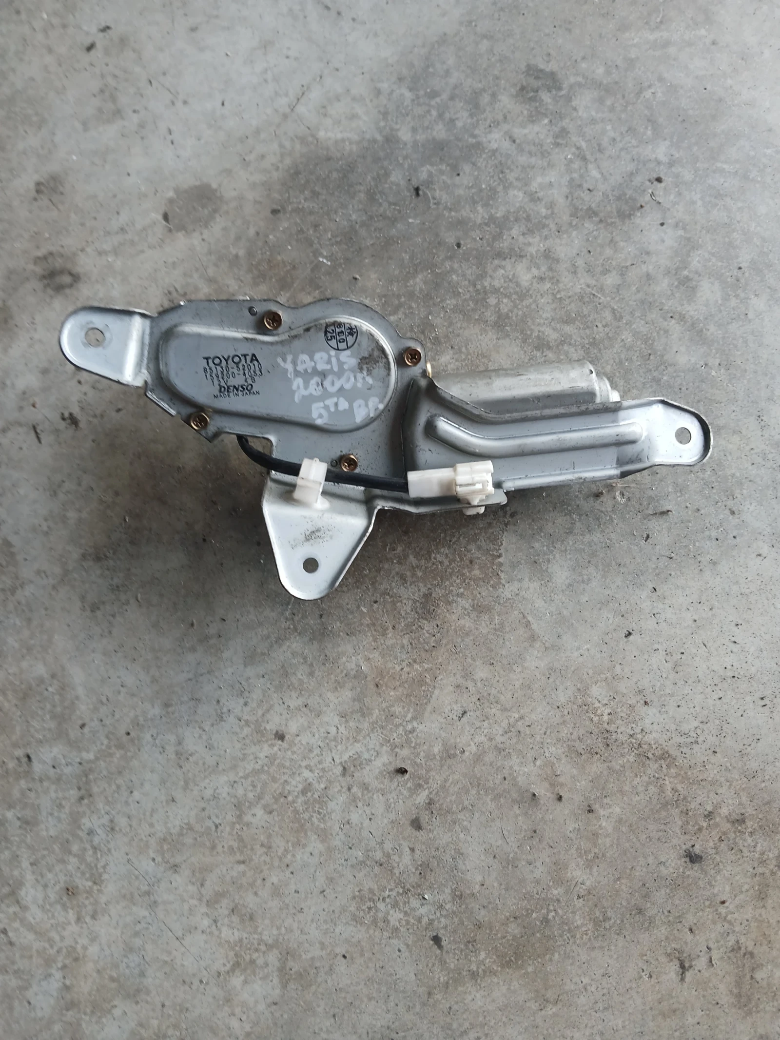 85130-52010 моторче задна чистачка Toyota Yaris 