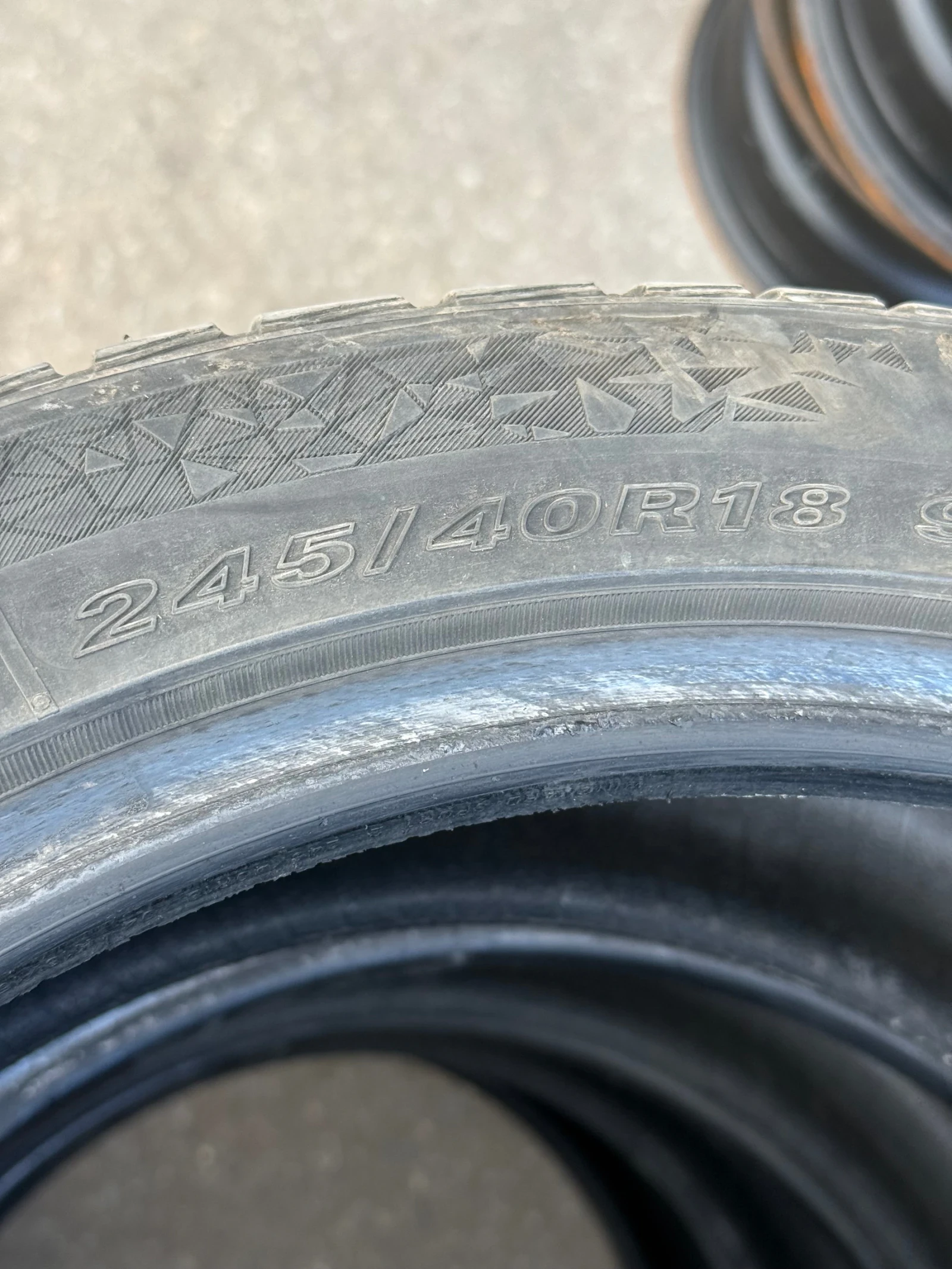 Гуми Зимни 245/40R18, снимка 4 - Гуми и джанти - 53988921