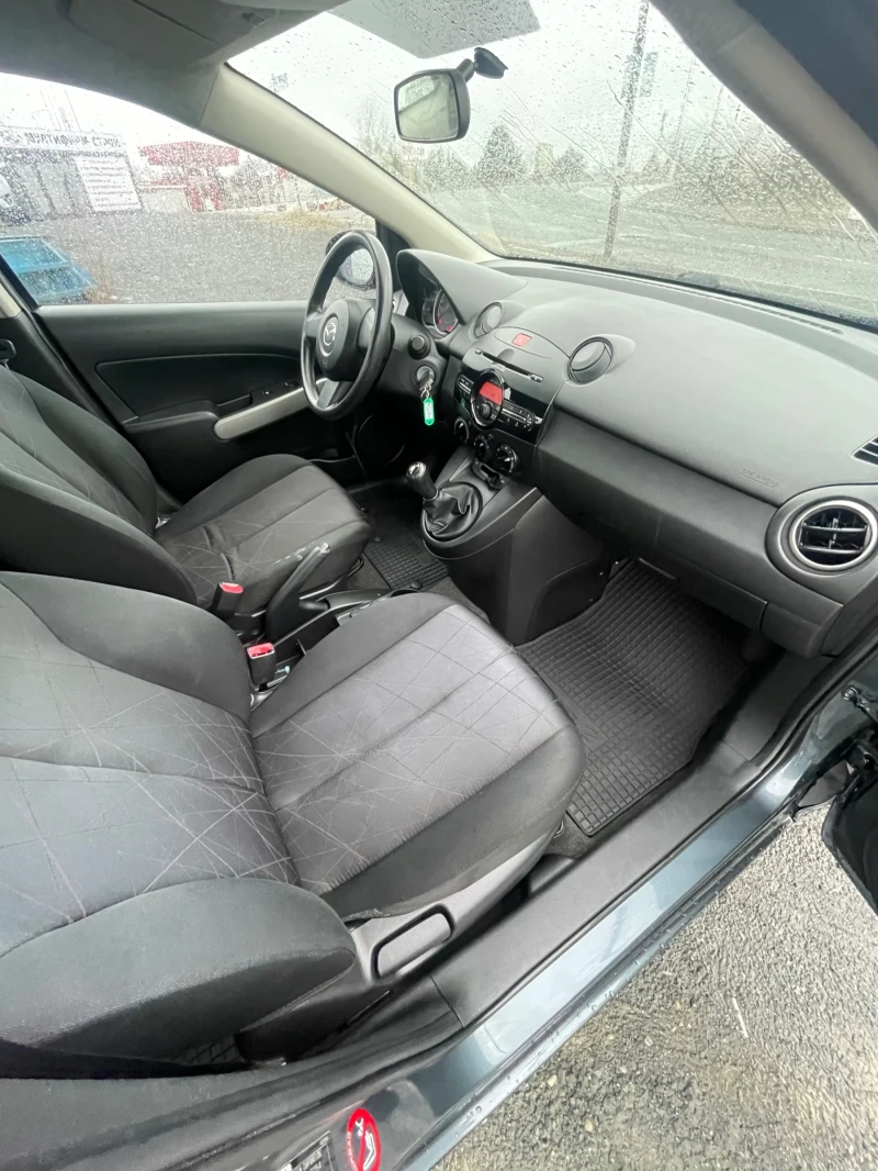 Mazda 2 1.3I, снимка 9 - Автомобили и джипове - 49176232