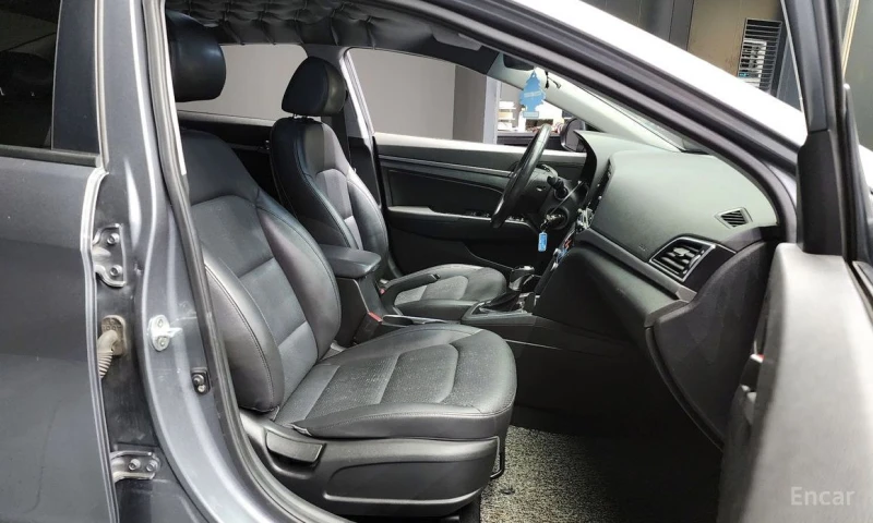 Hyundai Elantra, снимка 11 - Автомобили и джипове - 53188693