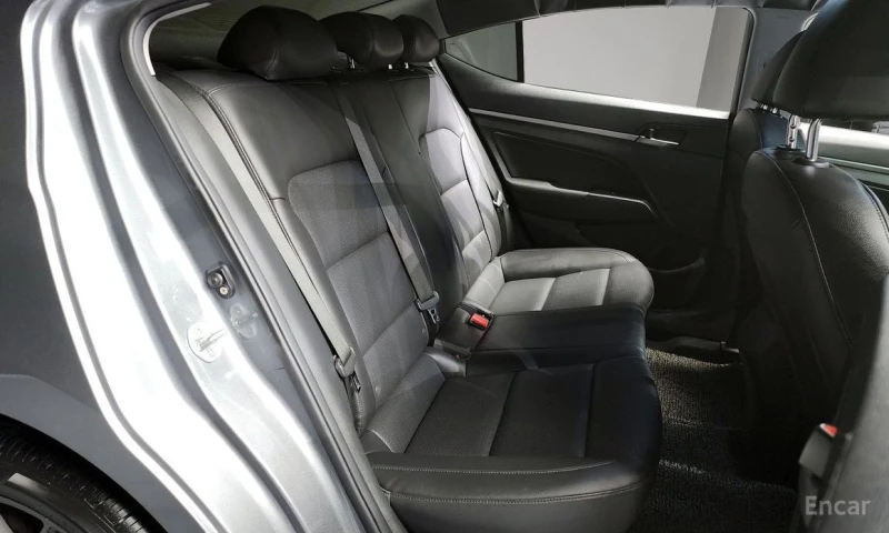 Hyundai Elantra, снимка 12 - Автомобили и джипове - 53188693