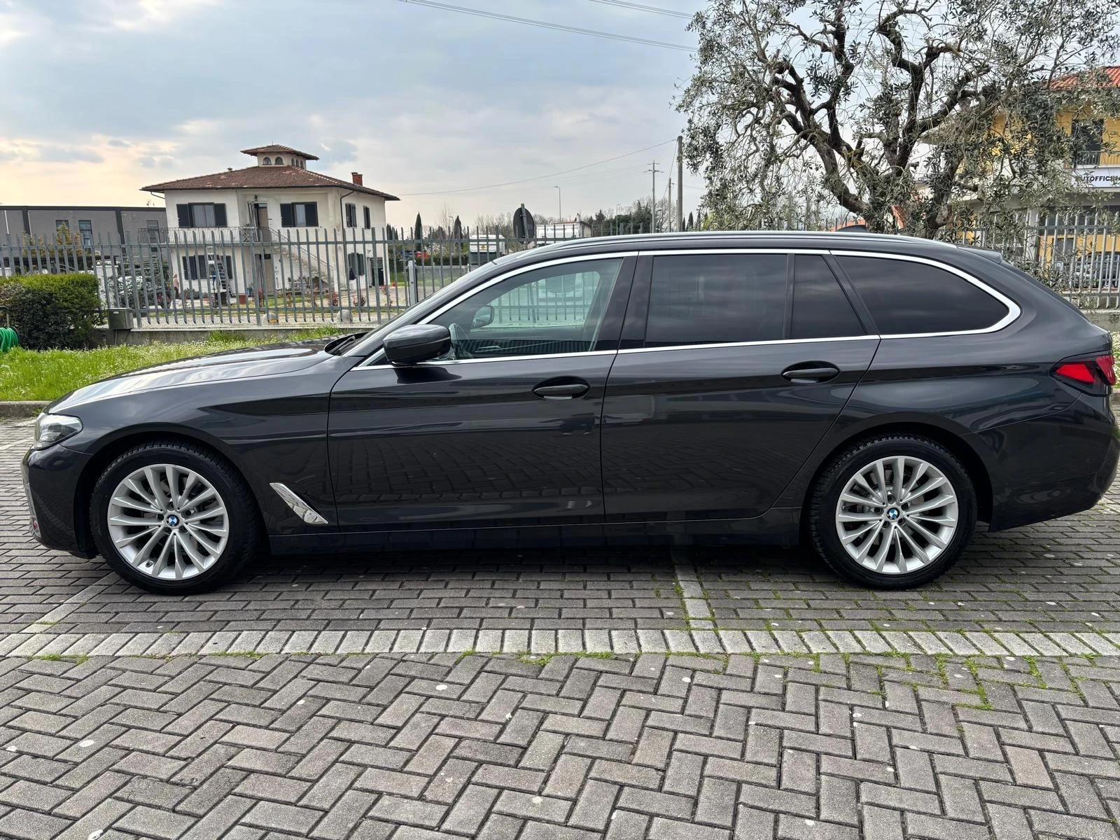 BMW 520 48V xDrive Touring Msport, снимка 2 - Автомобили и джипове - 54040695