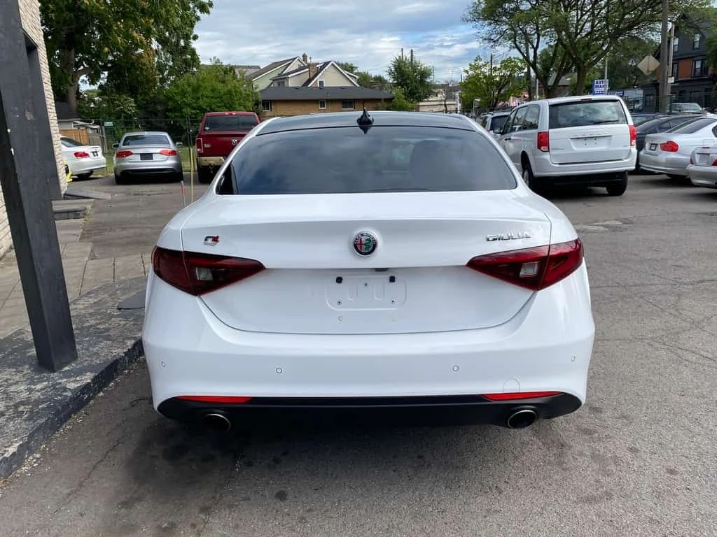 Alfa Romeo Giulia 4dr Sdn AWD /CARFAX/Подгрев/Панорама/, снимка 4 - Автомобили и джипове - 54228200