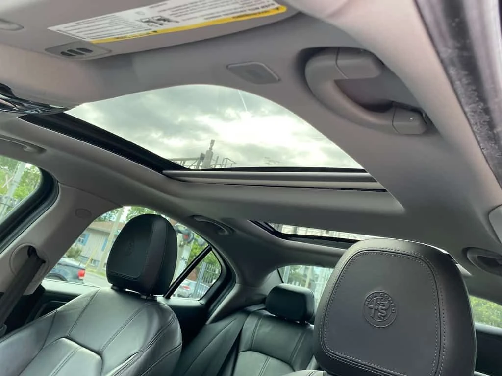 Alfa Romeo Giulia 4dr Sdn AWD /CARFAX/Подгрев/Панорама/, снимка 5 - Автомобили и джипове - 54228200