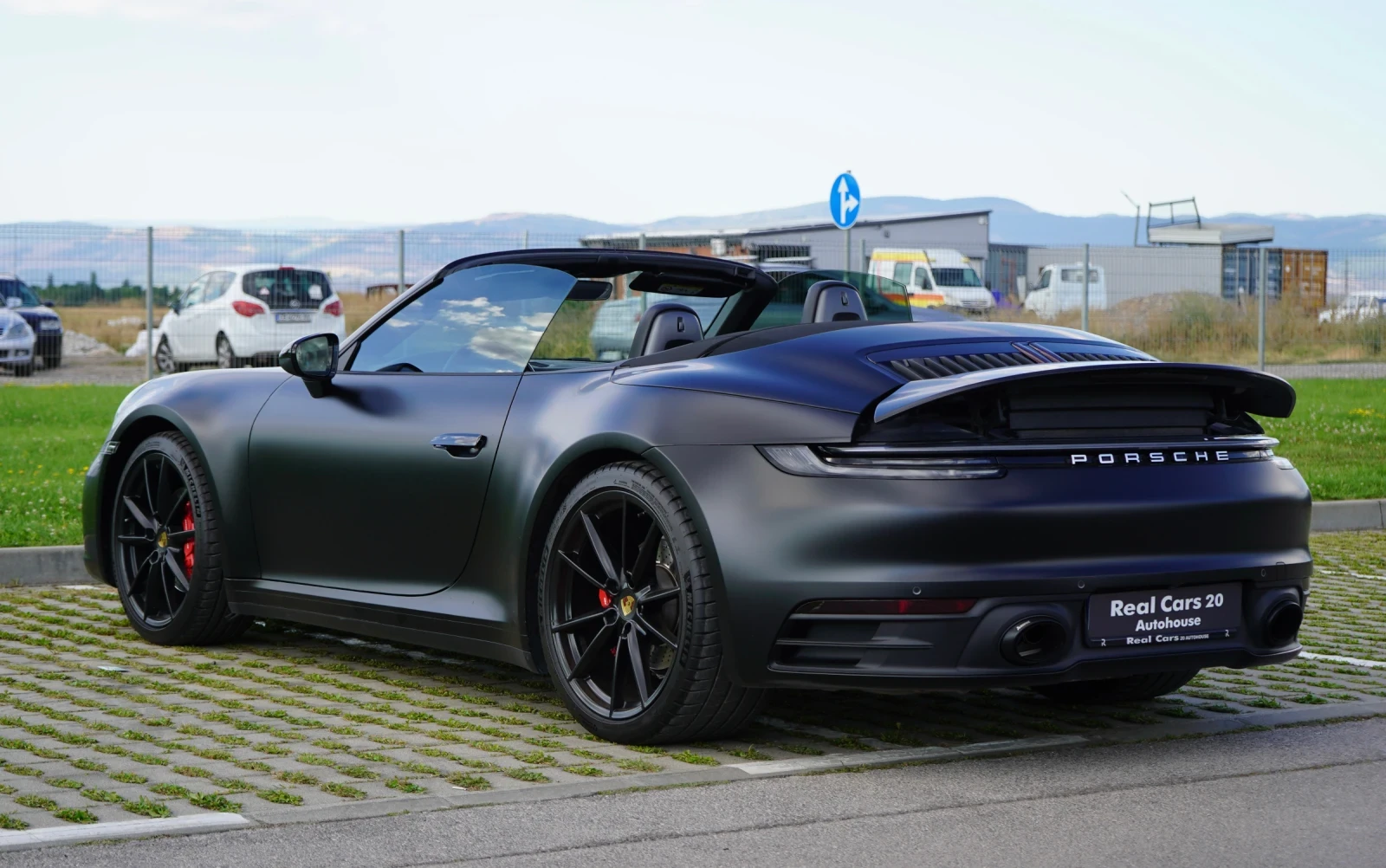 Porsche 911 Carrera* Cabrio* AKRAPOVIC* SportChrono* BOSE, снимка 6 - Автомобили и джипове - 55941911