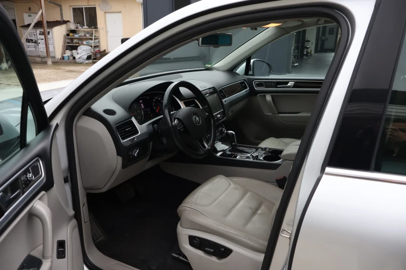 VW Touareg 3.0d 4Motion 240hp Full, снимка 7 - Автомобили и джипове - 52669003
