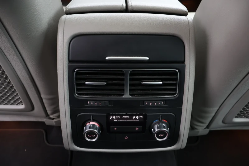 VW Touareg 3.0d 4Motion 240hp Full, снимка 14 - Автомобили и джипове - 52669003