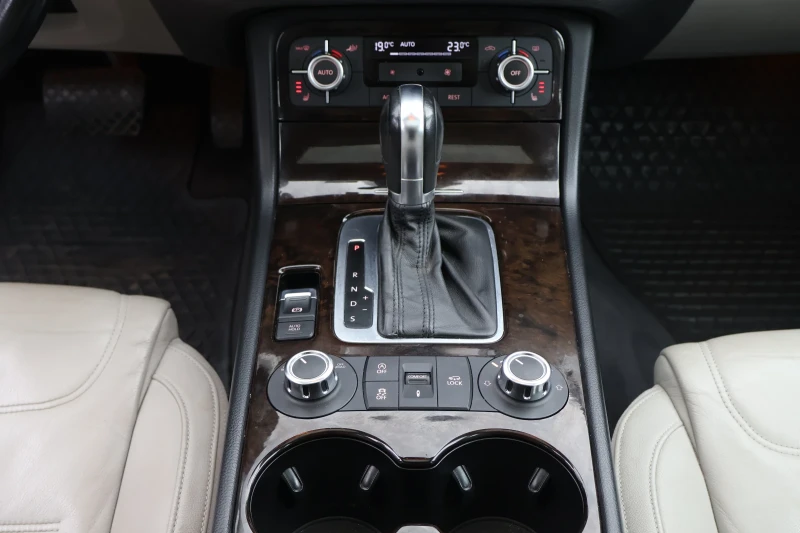 VW Touareg 3.0d 4Motion 240hp Full, снимка 11 - Автомобили и джипове - 52669003