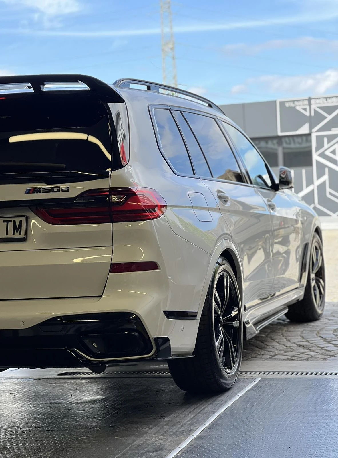 BMW X7 M50d - White Thunder Edition - изображение 8