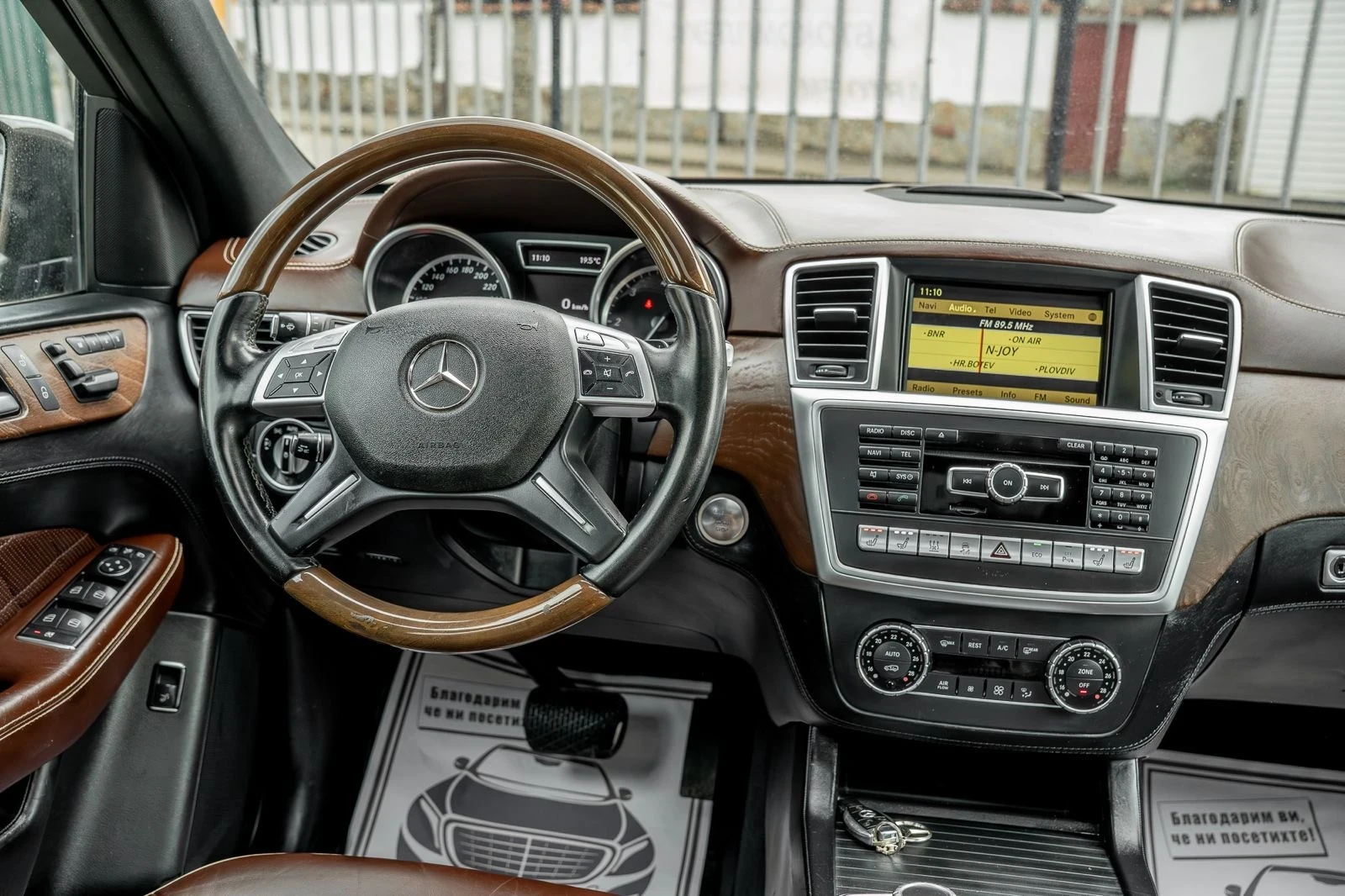 Mercedes-Benz ML 350 BlueTEC-AMG-DESIGNO-EDITION1-PANO-DISTR-ОБДУХ-FULL, снимка 10 - Автомобили и джипове - 55215345