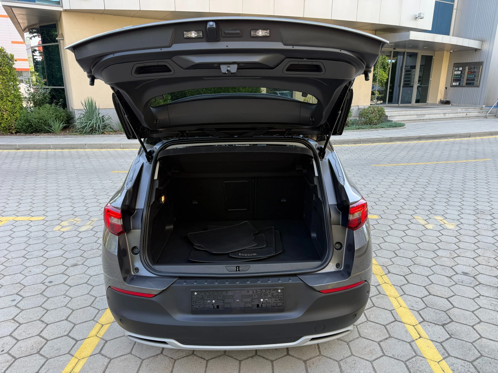 Opel Grandland X 1.6* PLUG-IN HYBRID* 4x4* СЕРВИЗНА ИСТОРИЯ* , снимка 12 - Автомобили и джипове - 55537743
